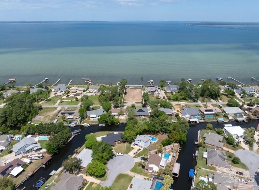 Rare bayfront lot in Gulf Breeze, Florida with a full 101 feet - photo 3