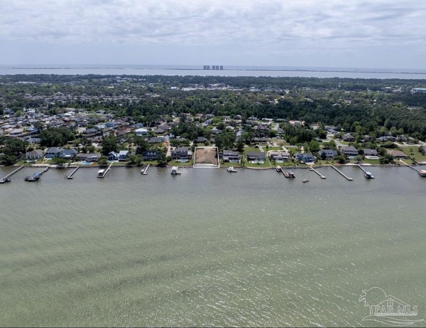 Rare bayfront lot in Gulf Breeze, Florida with a full 101 feet - photo 9
