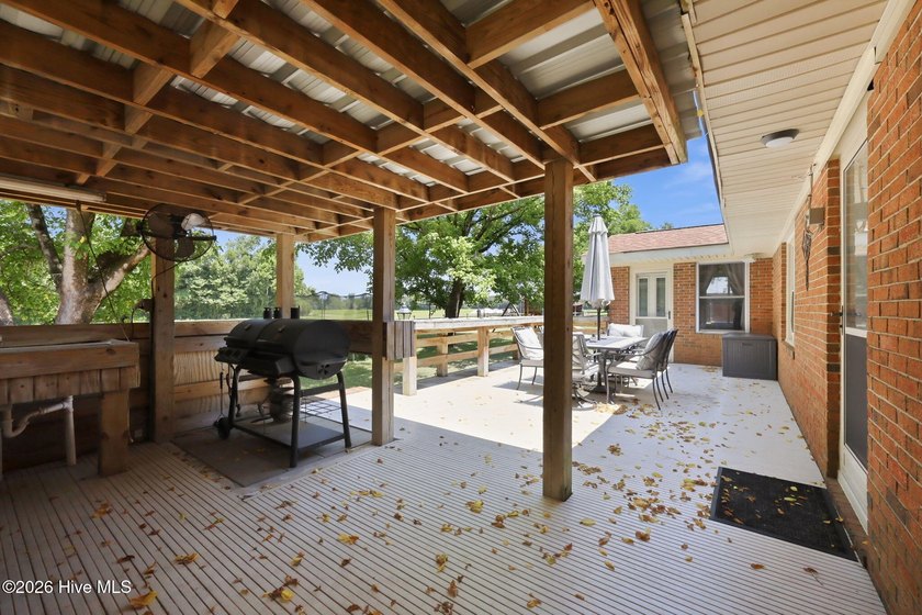 Country living at its best! This well-maintained brick ranch - photo 8