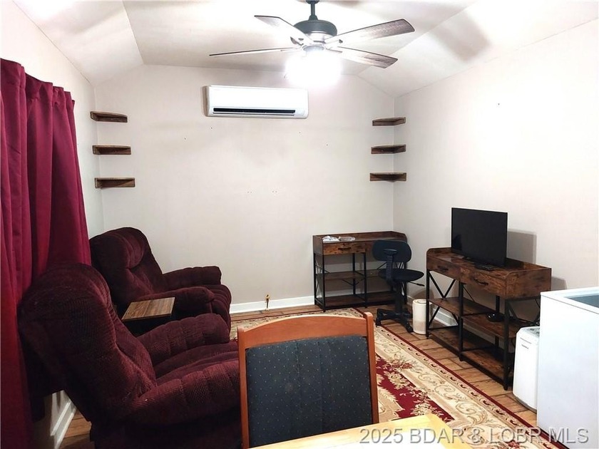 Move in ready! Well maintained 1 bedroom, 1 full bath Tiny Home - photo 2
