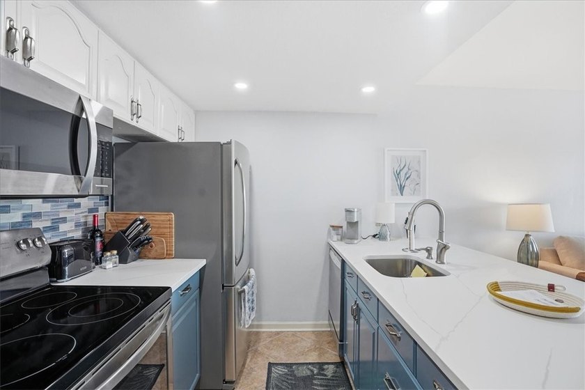 Fully renovated first-floor waterfront condo offering 1 bedroom - photo 12
