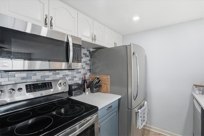Fully renovated first-floor waterfront condo offering 1 bedroom - photo 13
