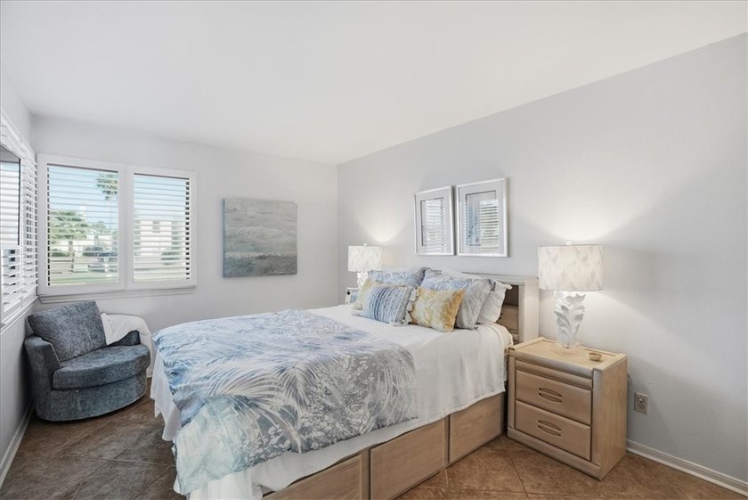 Fully renovated first-floor waterfront condo offering 1 bedroom - photo 17