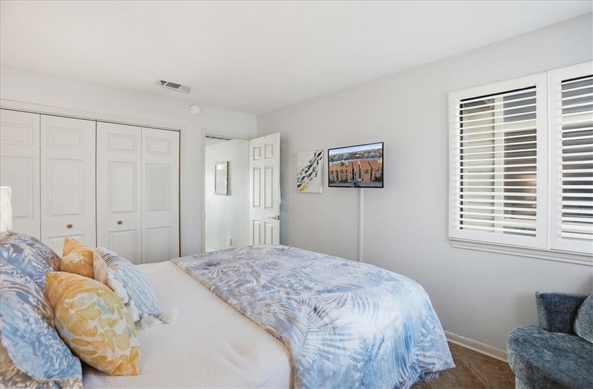 Fully renovated first-floor waterfront condo offering 1 bedroom - photo 18
