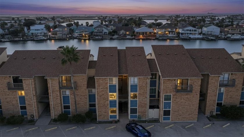 Fully renovated first-floor waterfront condo offering 1 bedroom - photo 23