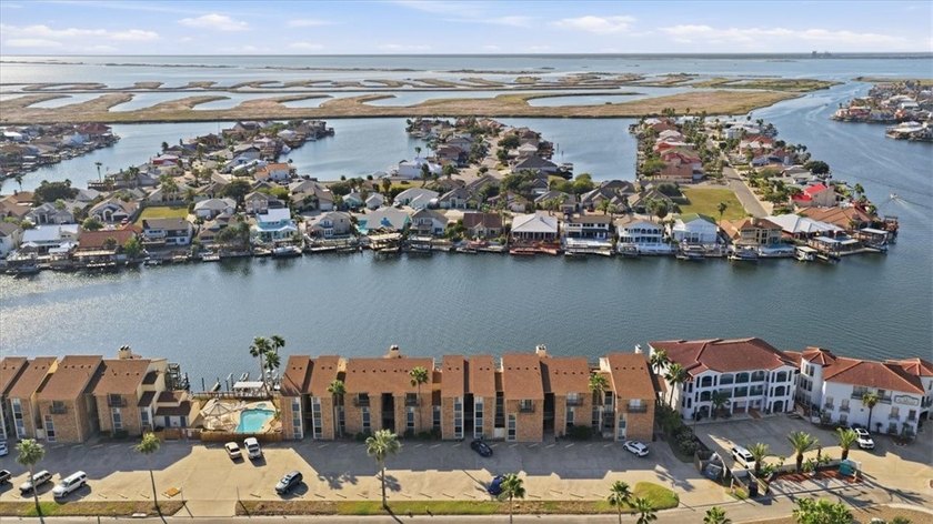Fully renovated first-floor waterfront condo offering 1 bedroom - photo 24
