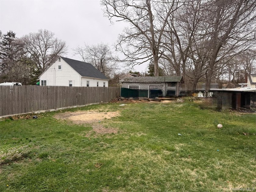 Welcome to this charming starter home offering the perfect blend - photo 36