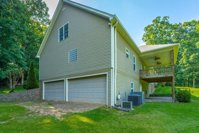 Welcome to this custom built 2006 home at 98 Etowah Ridge in - photo 11