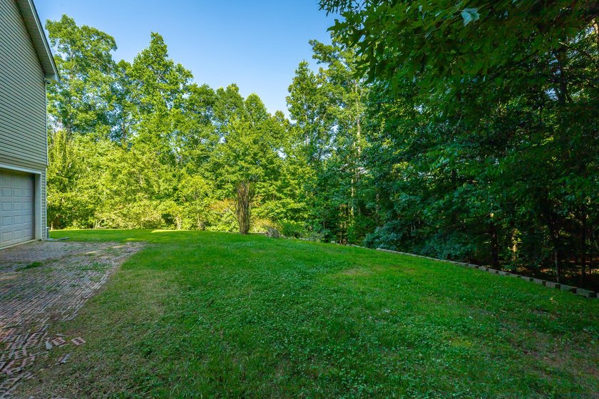 Welcome to this custom built 2006 home at 98 Etowah Ridge in - photo 12