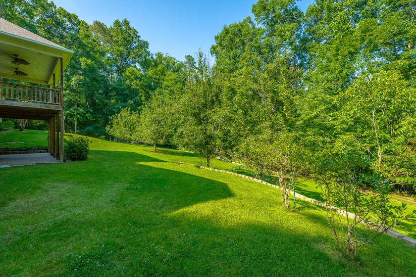 Welcome to this custom built 2006 home at 98 Etowah Ridge in - photo 13