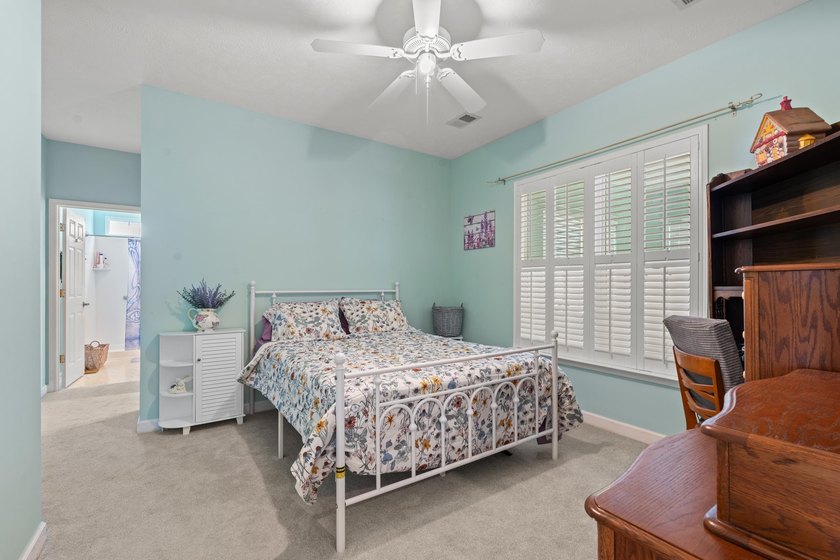 Welcome to this spacious and beautifully updated 5-bedroom, 3 - photo 14