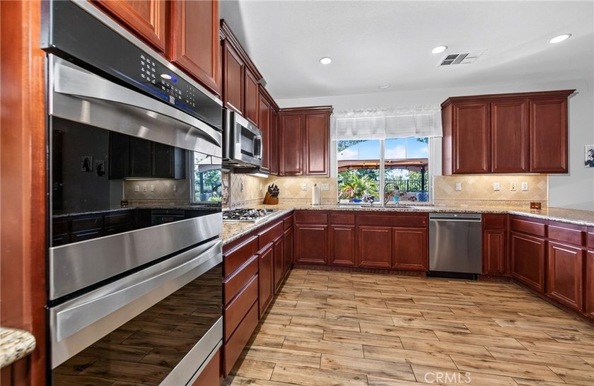 Welcome to this stunning turnkey home in the highly sought-after - photo 14