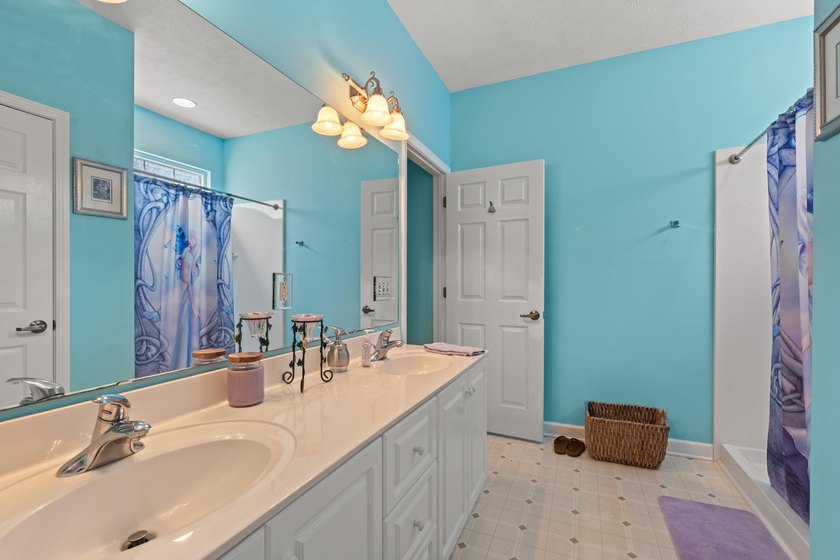 Welcome to this spacious and beautifully updated 5-bedroom, 3 - photo 23