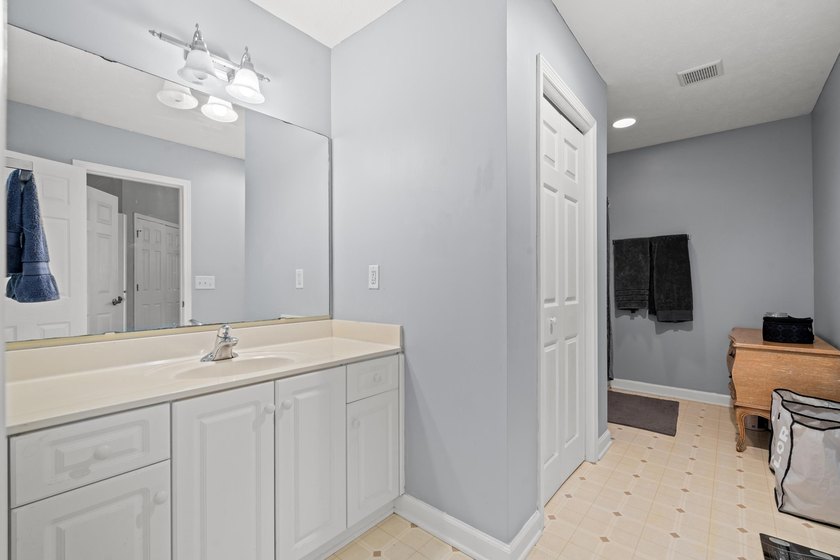 Welcome to this spacious and beautifully updated 5-bedroom, 3 - photo 26