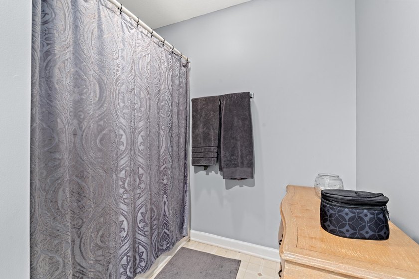 Welcome to this spacious and beautifully updated 5-bedroom, 3 - photo 27