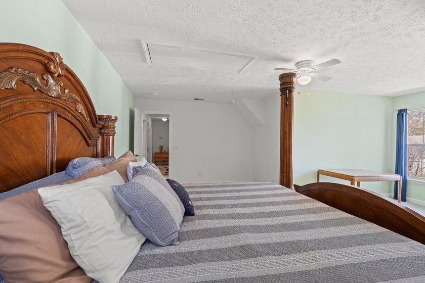 Welcome to this spacious and beautifully updated 5-bedroom, 3 - photo 29