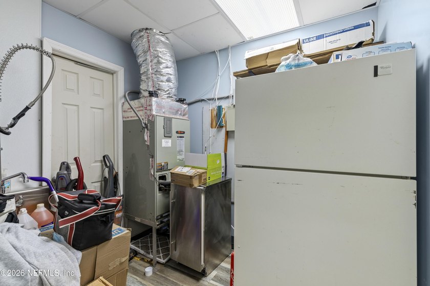 **END UNIT WAREHOUSE**DOUBLE UNIT**LOADING DOCK** This versatile - photo 29