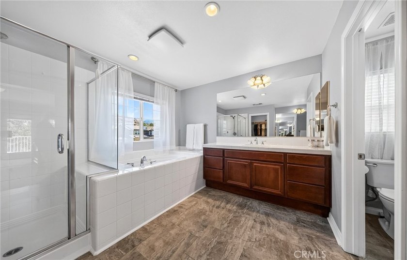 Welcome to this stunning turnkey home in the highly sought-after - photo 31