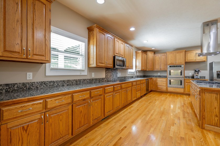 Welcome to this custom built 2006 home at 98 Etowah Ridge in - photo 37
