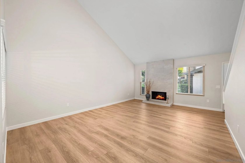 DETACHED Mira Mesa townhome w/ 2,035 sq ft of multi-level living - photo 33