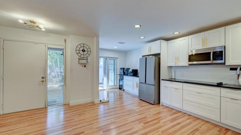 STUNNING CORNER VILLA!! in the highly desirable Canary Palm Club - photo 11