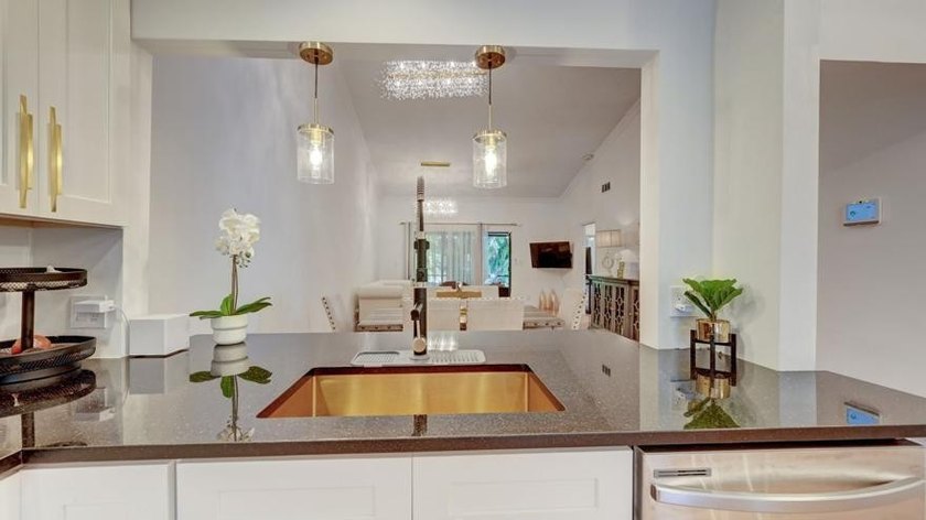 STUNNING CORNER VILLA!! in the highly desirable Canary Palm Club - photo 13