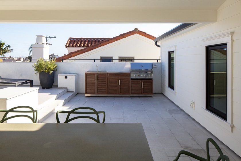 Stunning fully furnished luxury lease featuring a 2 bedroom, 2.5 - photo 25