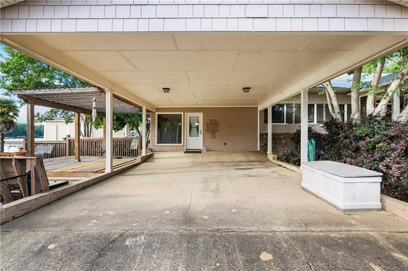 Enjoy lake living on Lake Harding with this 3 bedroom, 2 - photo 2