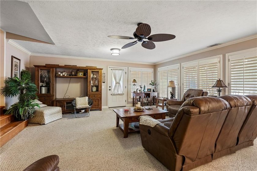 Enjoy lake living on Lake Harding with this 3 bedroom, 2 - photo 6