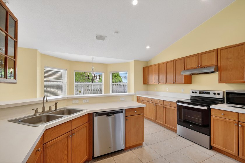 Immaculate 3 bedroom, 2 bathroom home with oversized side entry - photo 12