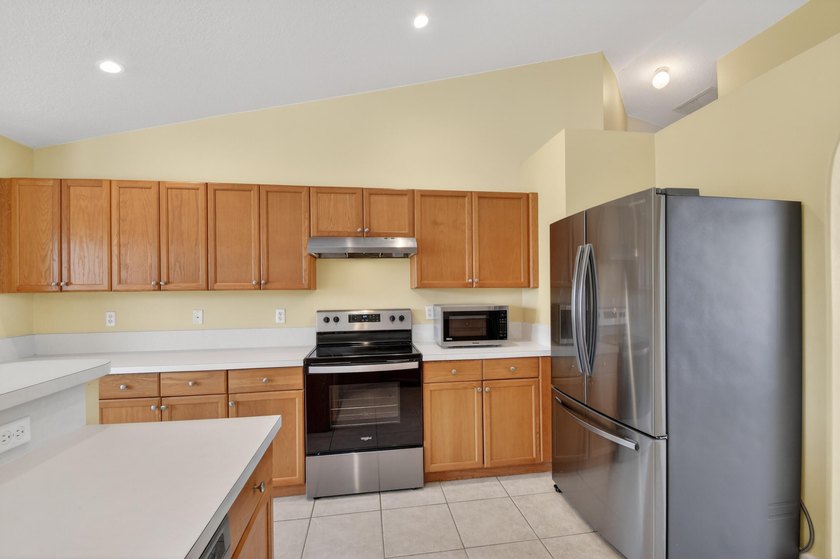 Immaculate 3 bedroom, 2 bathroom home with oversized side entry - photo 13