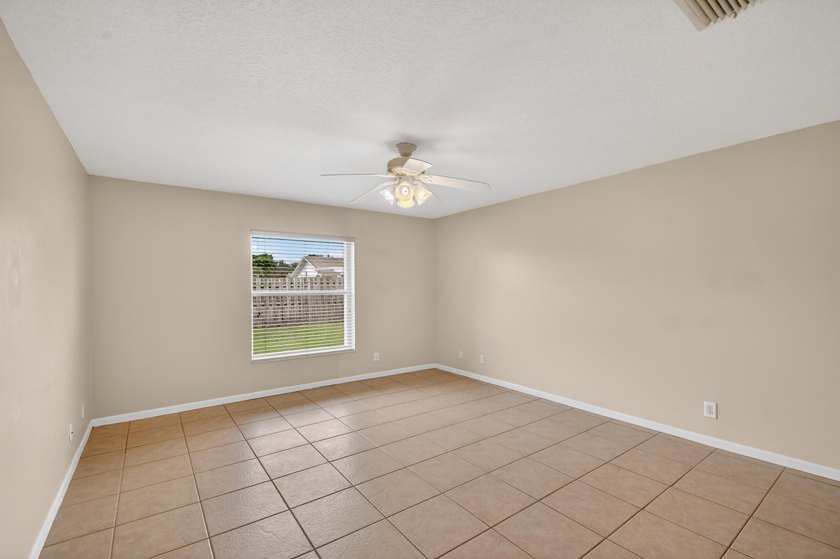 Immaculate 3 bedroom, 2 bathroom home with oversized side entry - photo 20