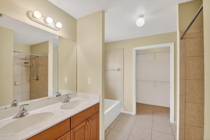 Immaculate 3 bedroom, 2 bathroom home with oversized side entry - photo 23