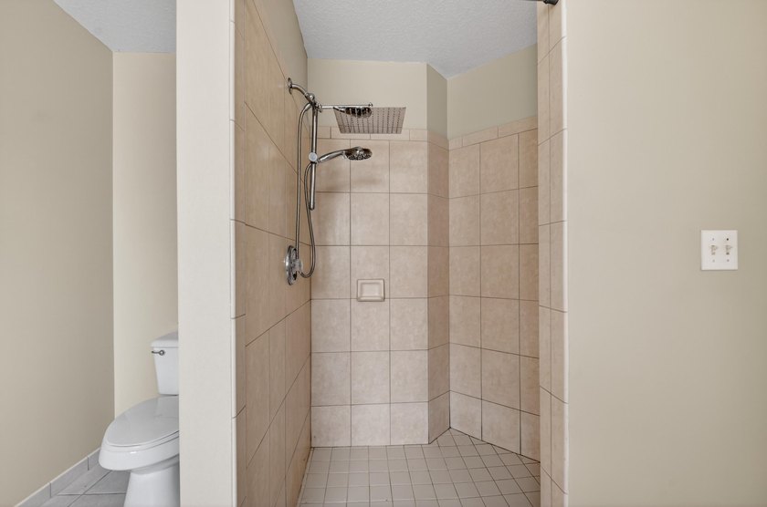 Immaculate 3 bedroom, 2 bathroom home with oversized side entry - photo 25