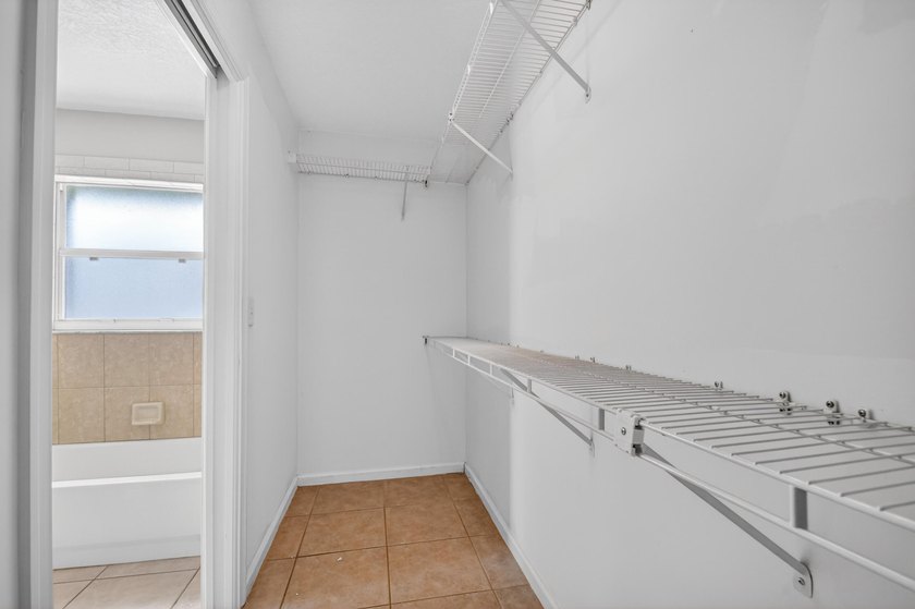 Immaculate 3 bedroom, 2 bathroom home with oversized side entry - photo 26