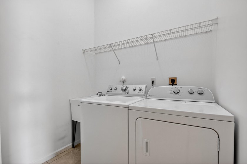 Immaculate 3 bedroom, 2 bathroom home with oversized side entry - photo 27