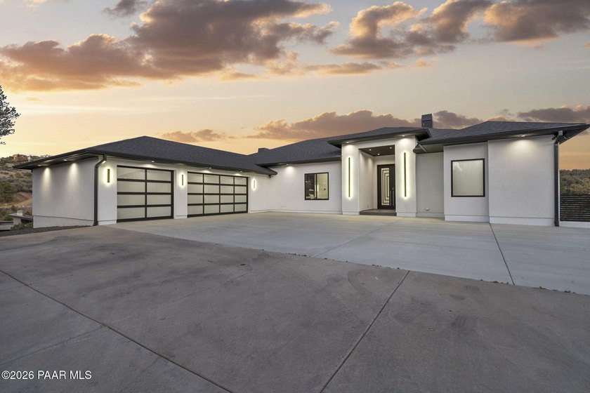 Extensively reimagined beginning in 2020, this modern luxury - photo 3