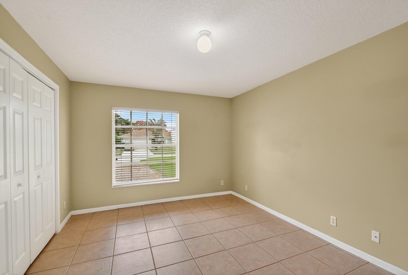 Immaculate 3 bedroom, 2 bathroom home with oversized side entry - photo 33