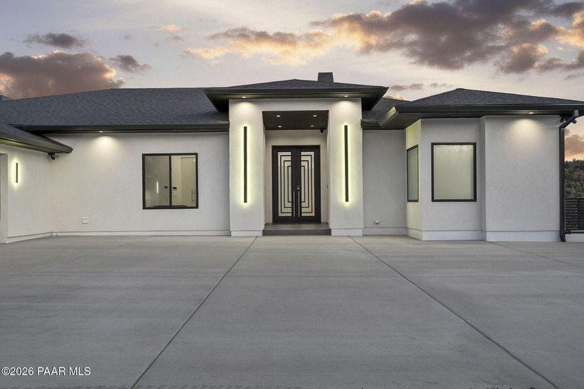 Extensively reimagined beginning in 2020, this modern luxury - photo 4