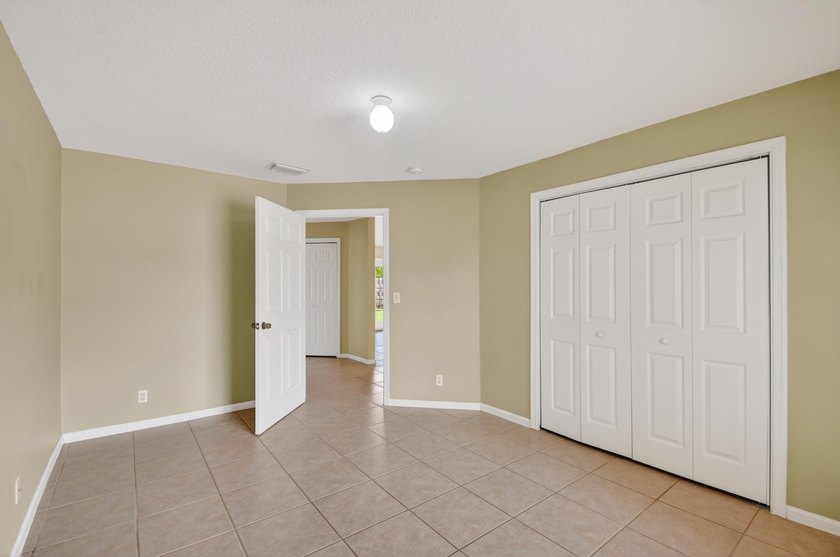 Immaculate 3 bedroom, 2 bathroom home with oversized side entry - photo 34
