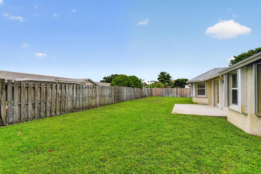 Immaculate 3 bedroom, 2 bathroom home with oversized side entry - photo 39