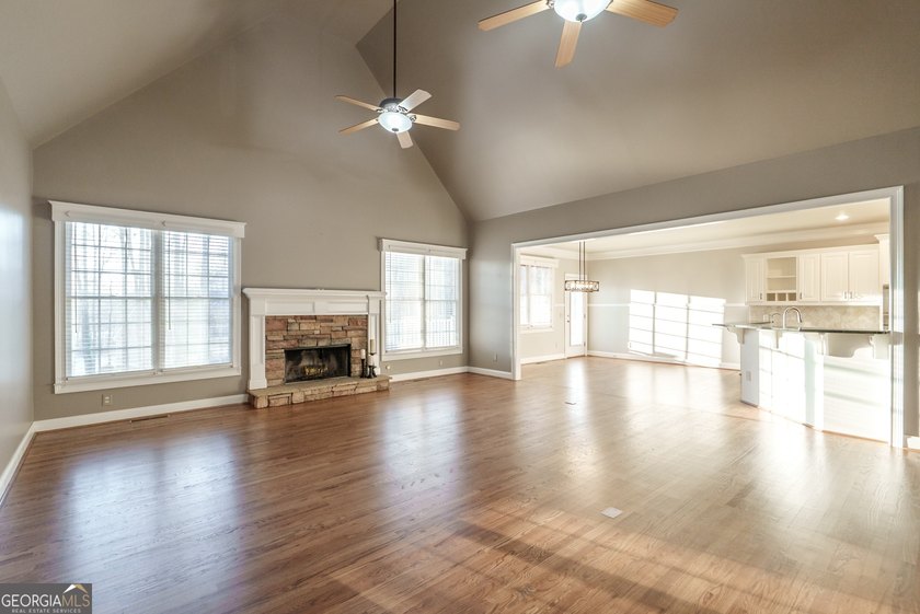 Beautiful 5-bedroom, 4.5-bath home located in the highly - photo 17
