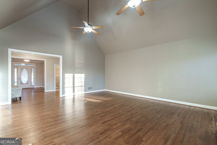 Beautiful 5-bedroom, 4.5-bath home located in the highly - photo 18