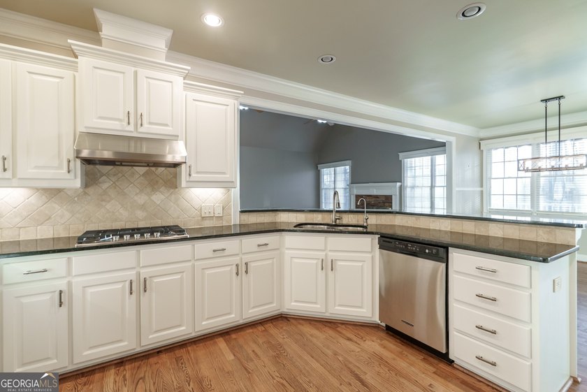 Beautiful 5-bedroom, 4.5-bath home located in the highly - photo 28
