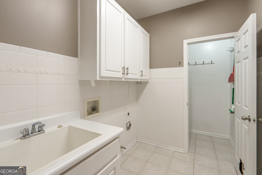 Beautiful 5-bedroom, 4.5-bath home located in the highly - photo 32