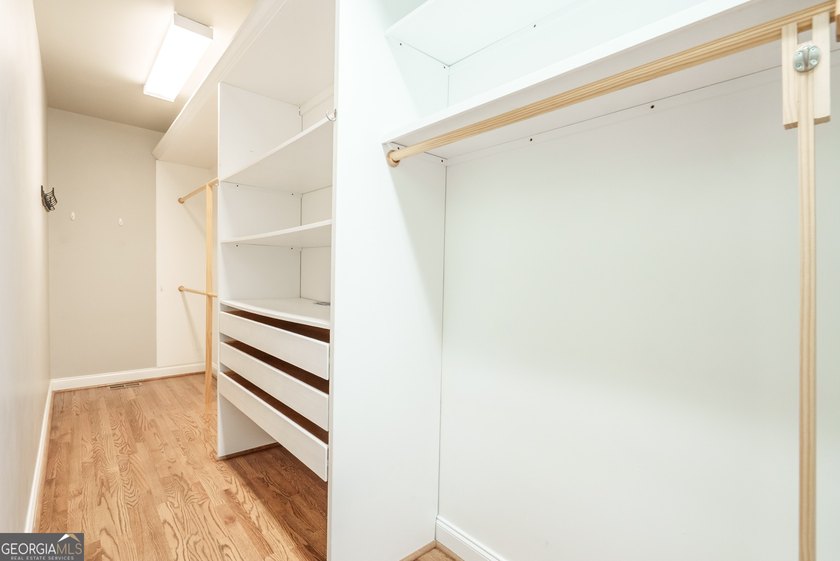 Beautiful 5-bedroom, 4.5-bath home located in the highly - photo 41
