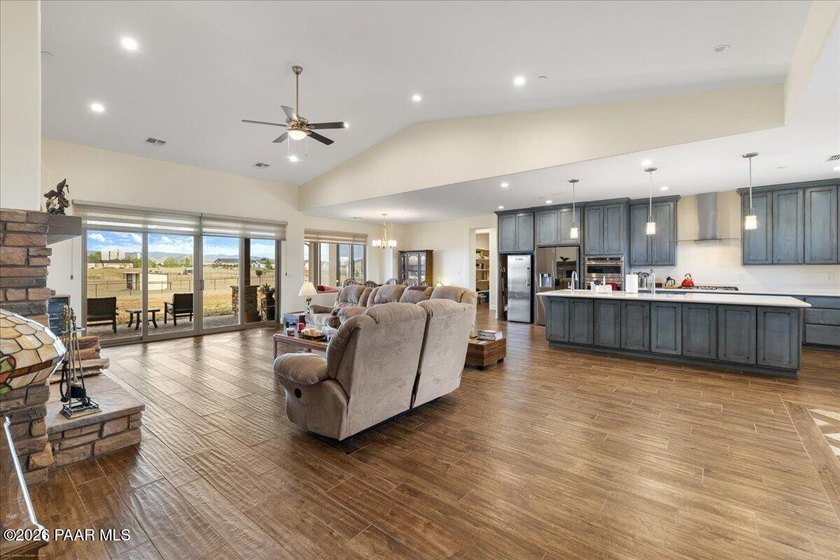 A dream property for the car enthusiast, toy collector, or RV - photo 2