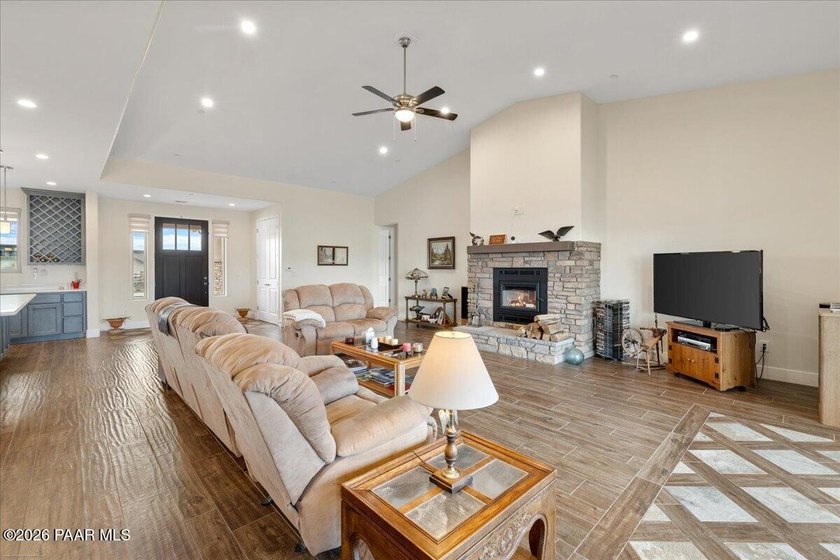 A dream property for the car enthusiast, toy collector, or RV - photo 3