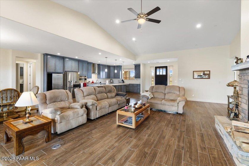 A dream property for the car enthusiast, toy collector, or RV - photo 4