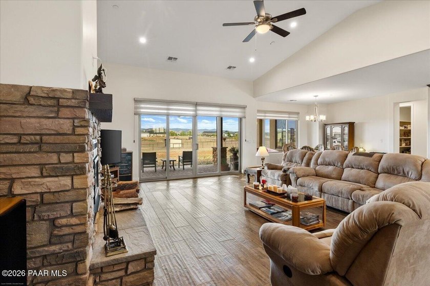 A dream property for the car enthusiast, toy collector, or RV - photo 6